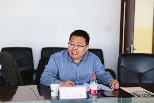 男人坐在桌子前描述已自动生成