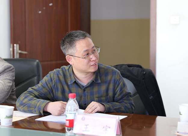 男人坐在桌子前描述已自动生成