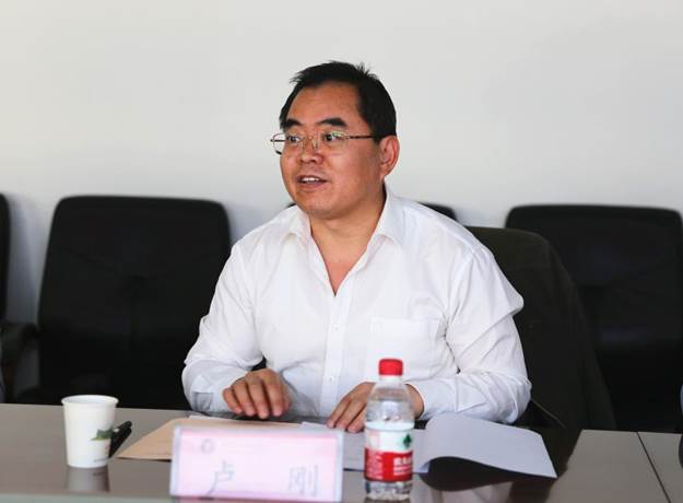 桌子前的男人中度可信度描述已自动生成