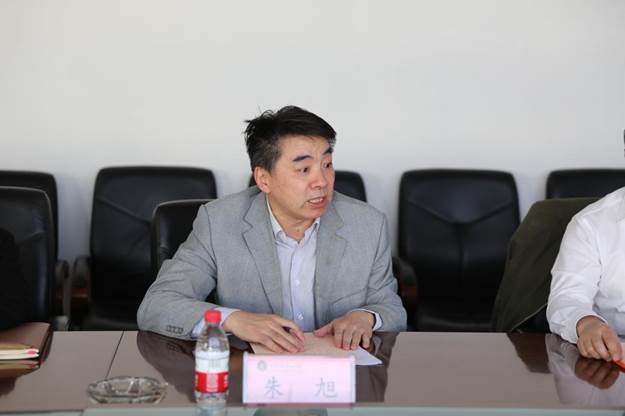 男人和女人坐在桌子边中度可信度描述已自动生成