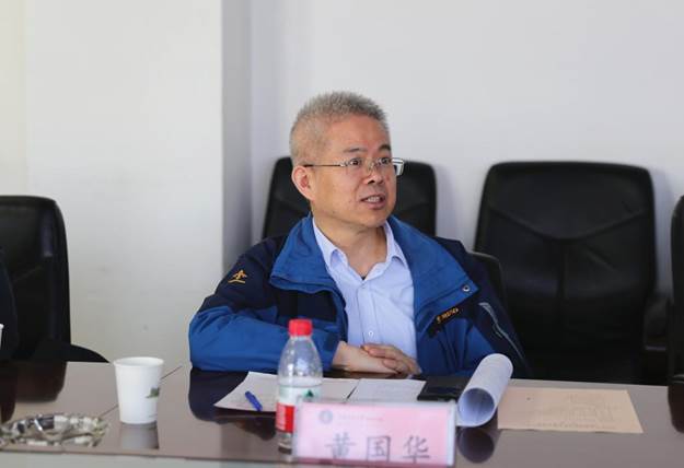 穿蓝色上衣的男人在房间里低可信度描述已自动生成
